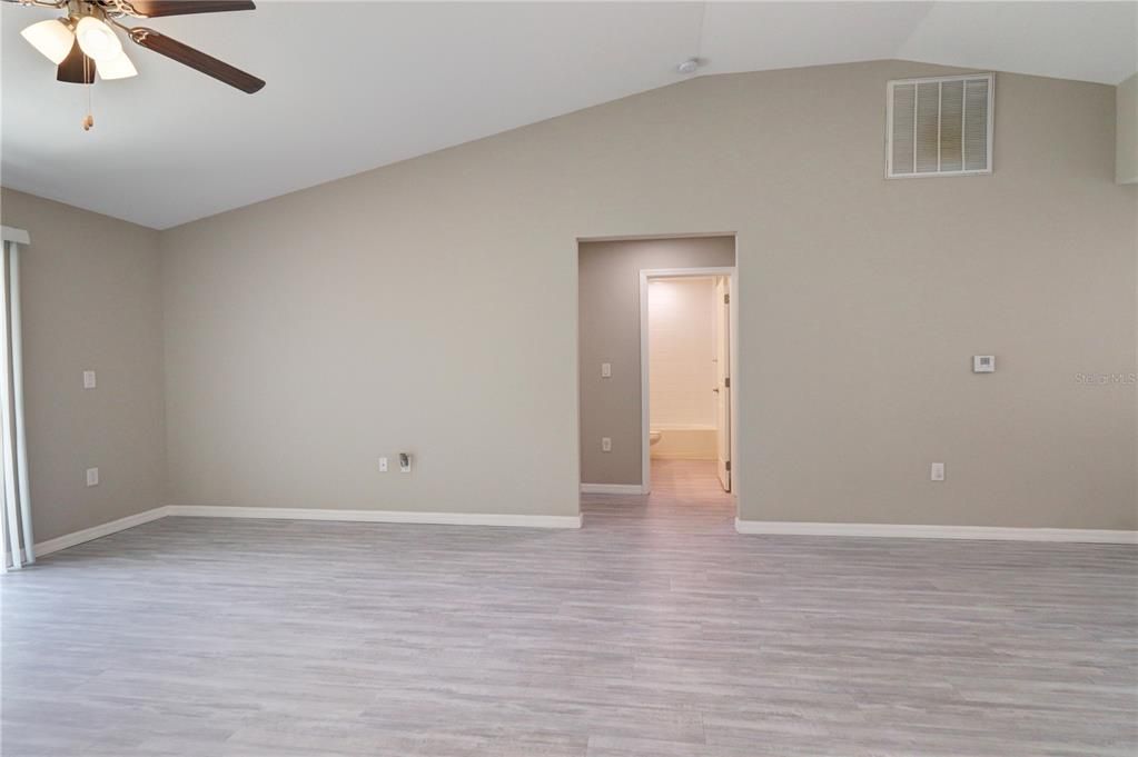 Activo con contrato: $299,900 (4 camas, 2 baños, 1553 Pies cuadrados)
