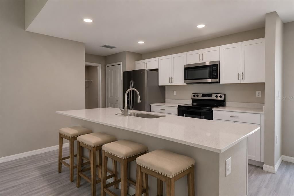 Activo con contrato: $299,900 (4 camas, 2 baños, 1553 Pies cuadrados)