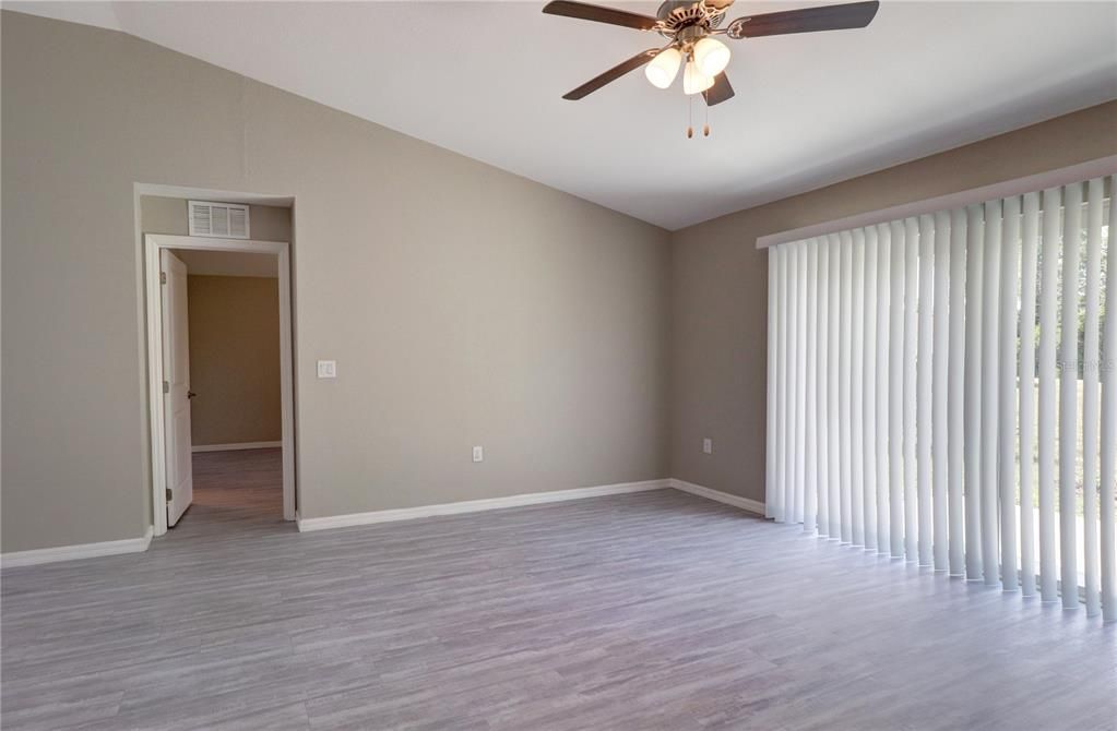 Activo con contrato: $299,900 (4 camas, 2 baños, 1553 Pies cuadrados)