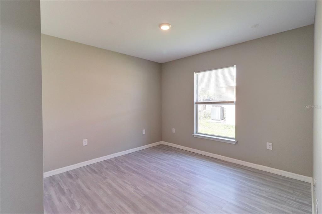 Activo con contrato: $299,900 (4 camas, 2 baños, 1553 Pies cuadrados)