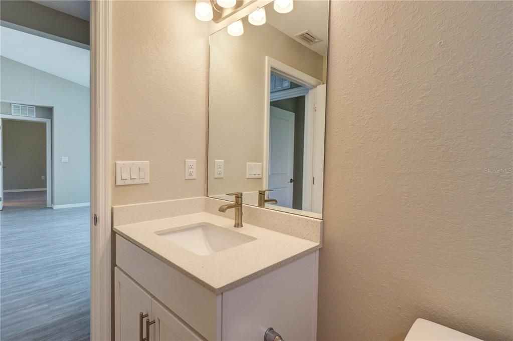 Activo con contrato: $299,900 (4 camas, 2 baños, 1553 Pies cuadrados)
