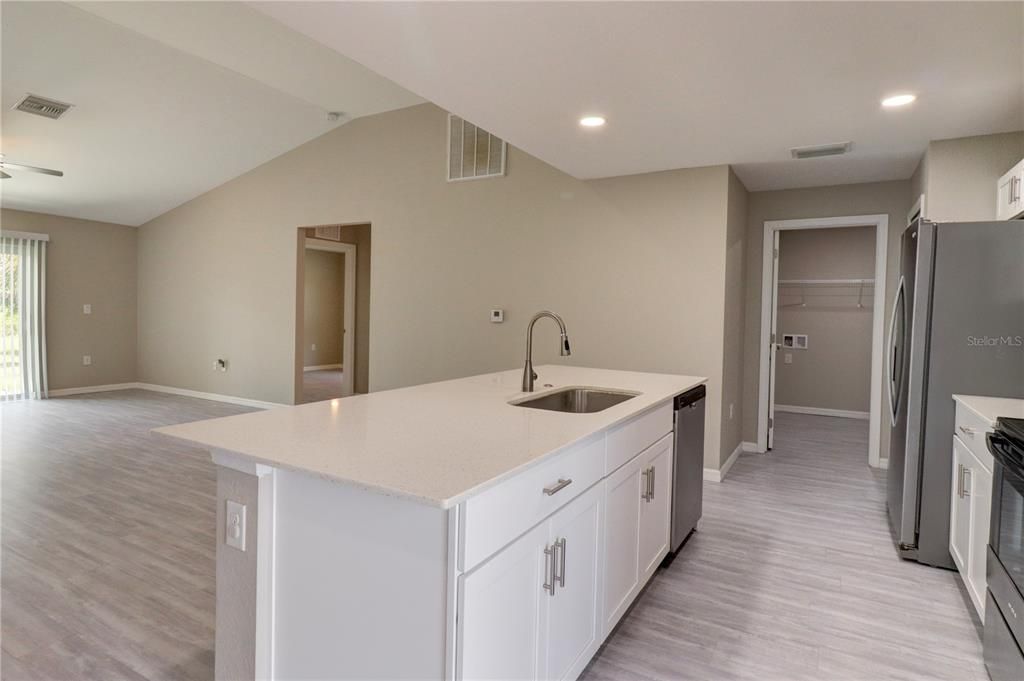 Activo con contrato: $299,900 (4 camas, 2 baños, 1553 Pies cuadrados)