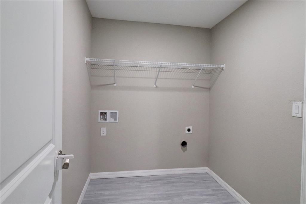 Activo con contrato: $299,900 (4 camas, 2 baños, 1553 Pies cuadrados)