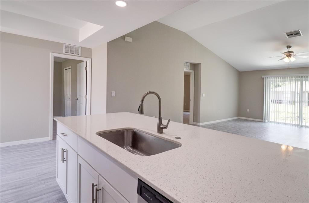 Activo con contrato: $299,900 (4 camas, 2 baños, 1553 Pies cuadrados)