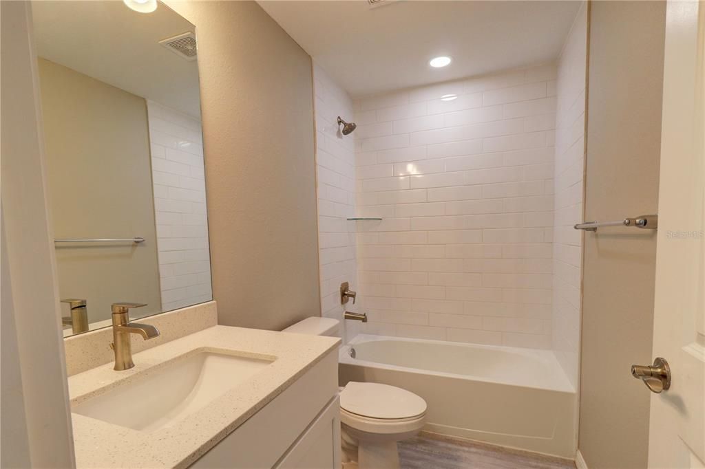 Activo con contrato: $299,900 (4 camas, 2 baños, 1553 Pies cuadrados)