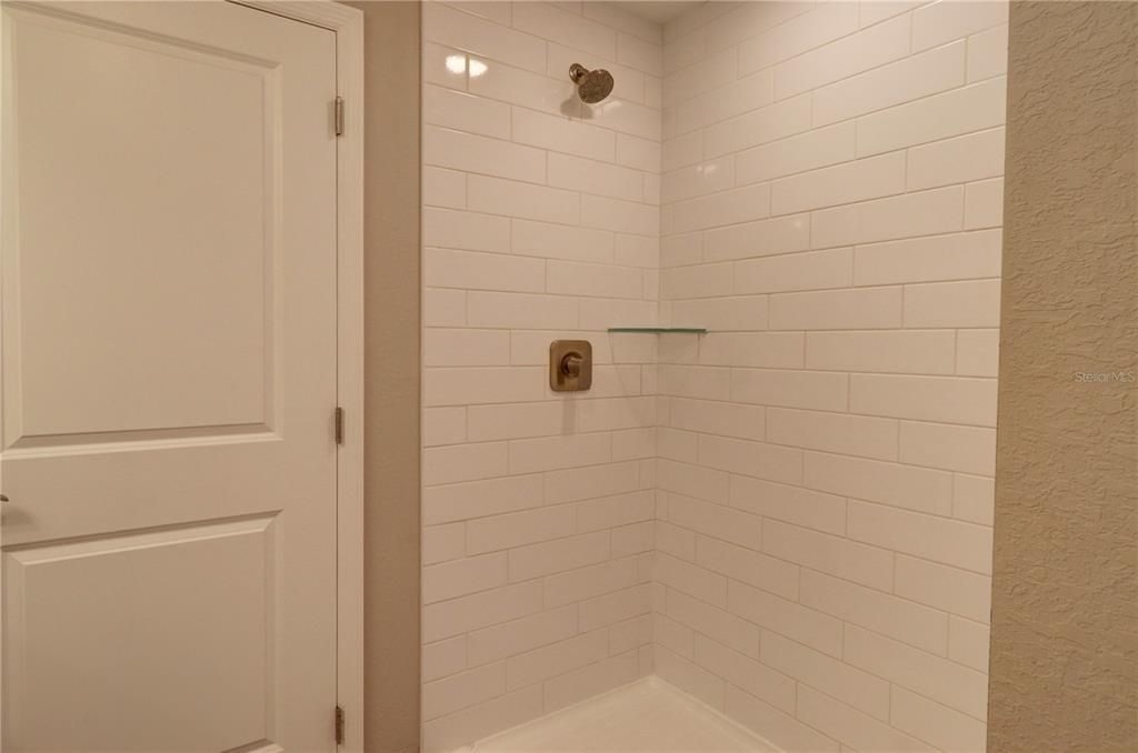 Activo con contrato: $299,900 (4 camas, 2 baños, 1553 Pies cuadrados)
