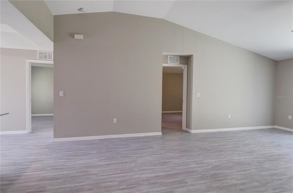 Activo con contrato: $299,900 (4 camas, 2 baños, 1553 Pies cuadrados)