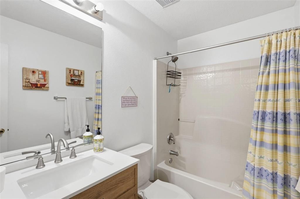 Activo con contrato: $319,997 (3 camas, 2 baños, 1984 Pies cuadrados)