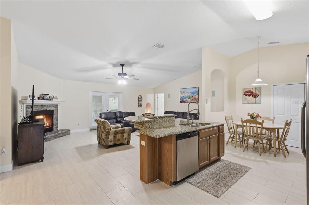 Activo con contrato: $319,997 (3 camas, 2 baños, 1984 Pies cuadrados)