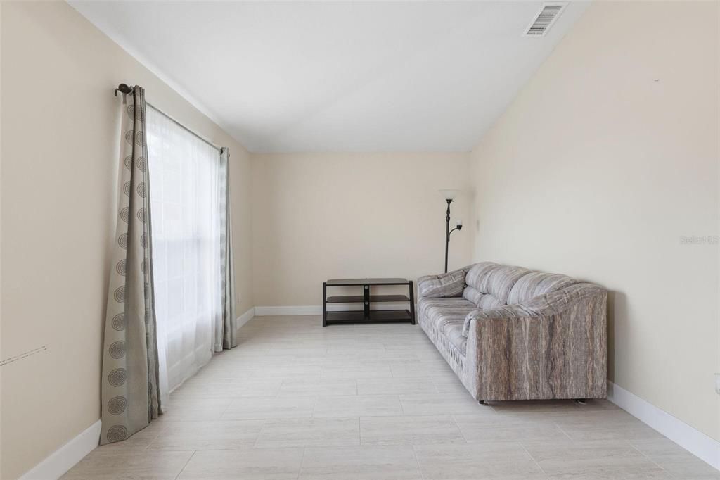 Activo con contrato: $319,997 (3 camas, 2 baños, 1984 Pies cuadrados)
