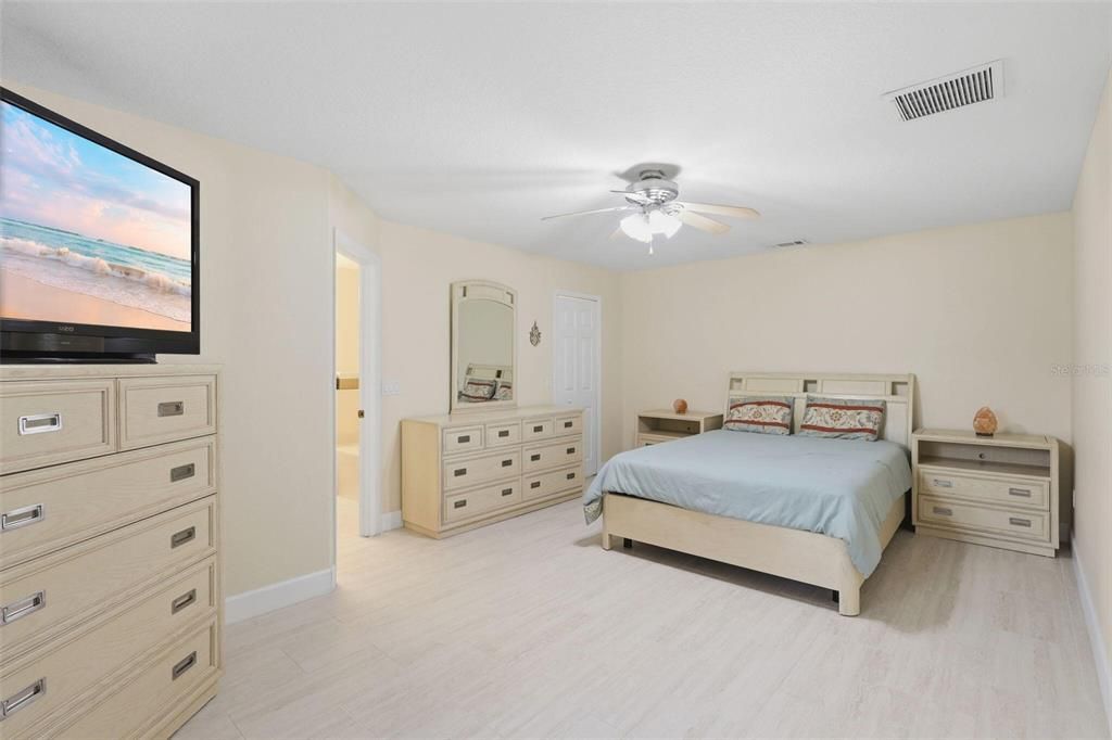 Activo con contrato: $319,997 (3 camas, 2 baños, 1984 Pies cuadrados)