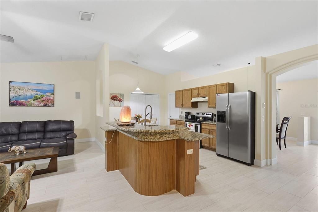 Activo con contrato: $319,997 (3 camas, 2 baños, 1984 Pies cuadrados)