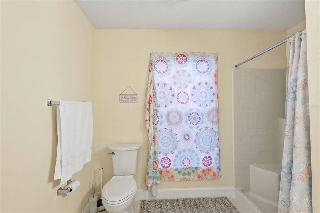 Activo con contrato: $319,997 (3 camas, 2 baños, 1984 Pies cuadrados)