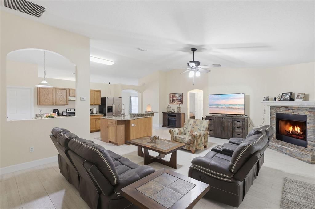 Activo con contrato: $319,997 (3 camas, 2 baños, 1984 Pies cuadrados)