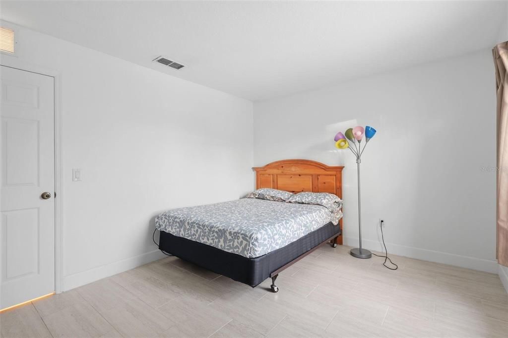 Activo con contrato: $319,997 (3 camas, 2 baños, 1984 Pies cuadrados)
