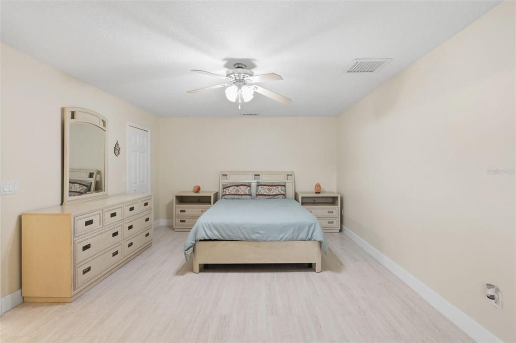 Activo con contrato: $319,997 (3 camas, 2 baños, 1984 Pies cuadrados)
