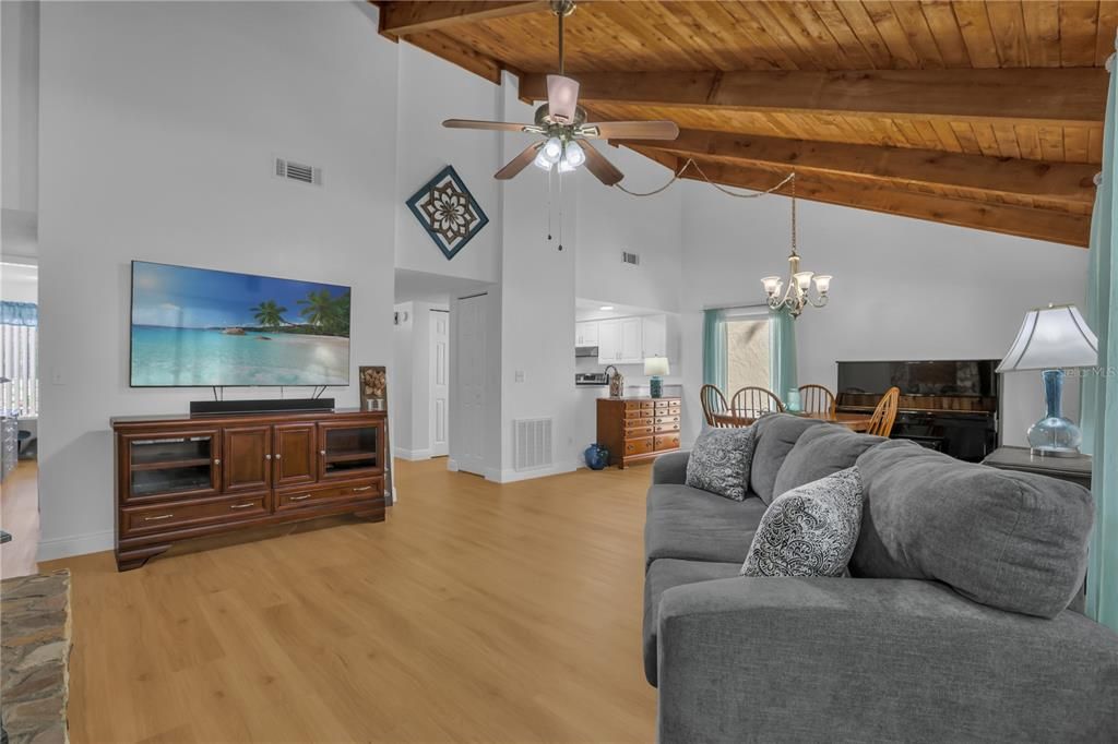 Activo con contrato: $425,000 (3 camas, 2 baños, 1505 Pies cuadrados)