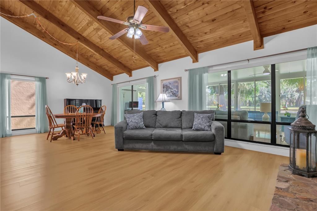 Activo con contrato: $425,000 (3 camas, 2 baños, 1505 Pies cuadrados)