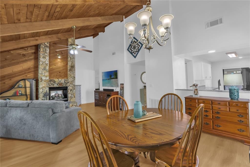 Activo con contrato: $425,000 (3 camas, 2 baños, 1505 Pies cuadrados)