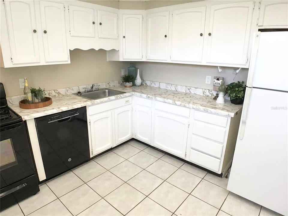 Active With Contract: $1,850 (3 beds, 1 baths, 864 Square Feet)