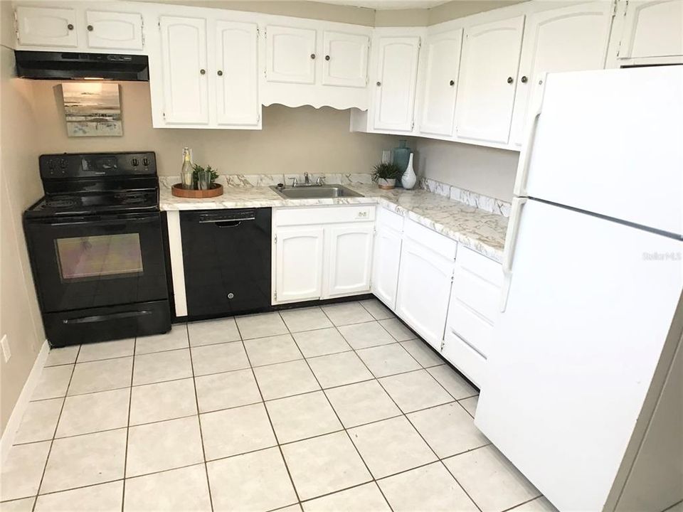 Active With Contract: $1,850 (3 beds, 1 baths, 864 Square Feet)