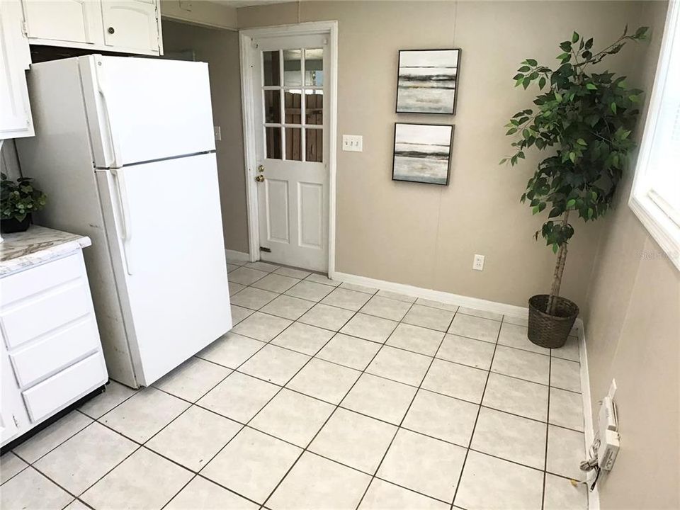 Active With Contract: $1,850 (3 beds, 1 baths, 864 Square Feet)