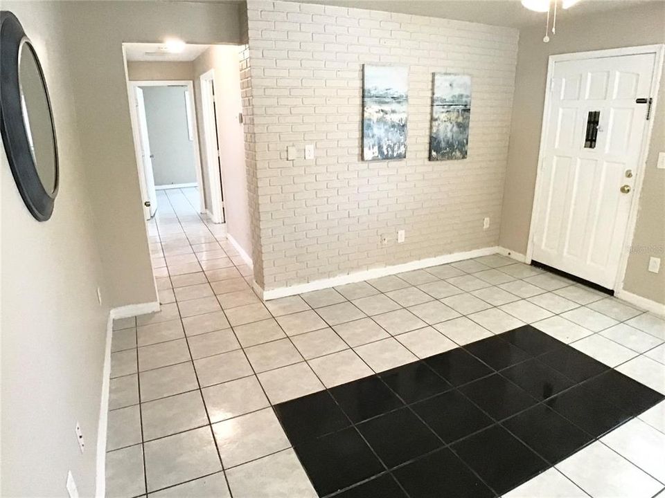 Active With Contract: $1,850 (3 beds, 1 baths, 864 Square Feet)