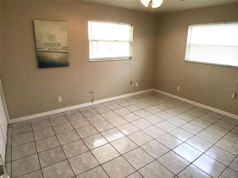 Active With Contract: $1,850 (3 beds, 1 baths, 864 Square Feet)