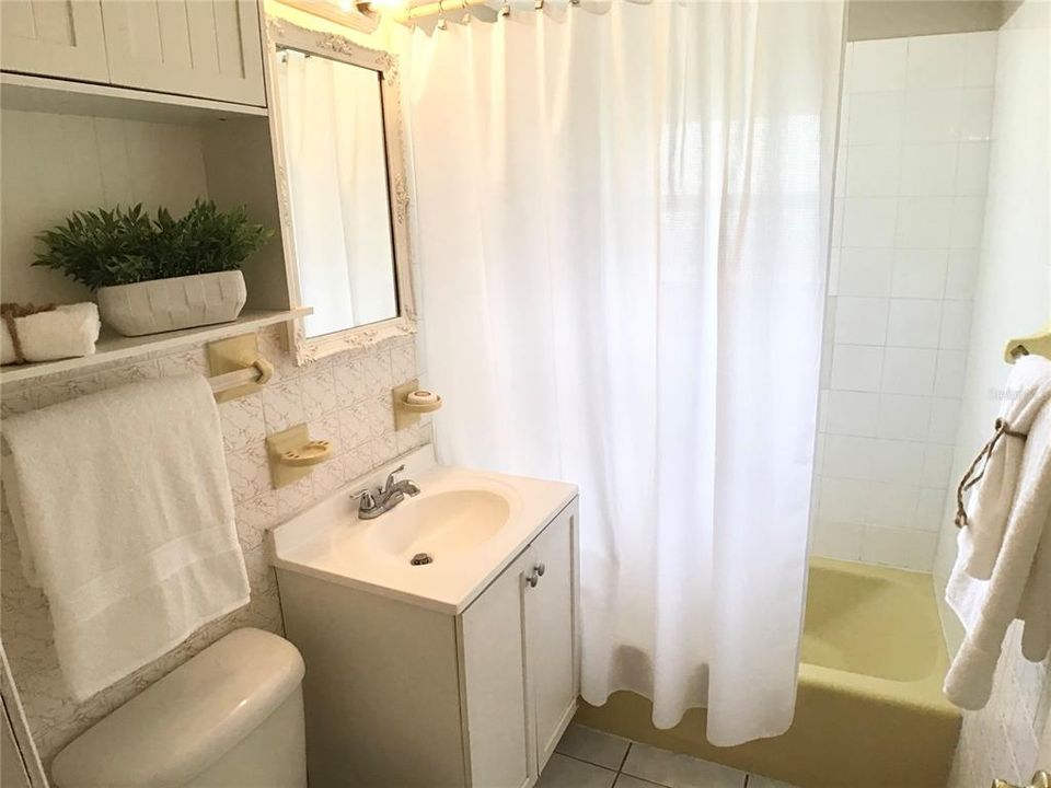 Active With Contract: $1,850 (3 beds, 1 baths, 864 Square Feet)