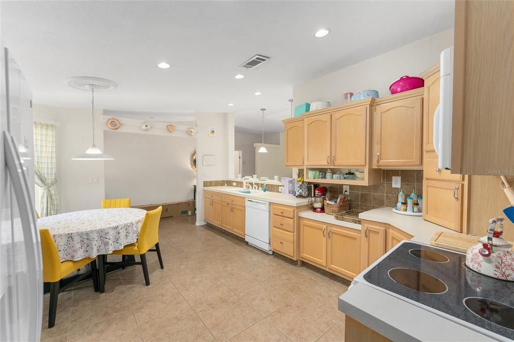 Active With Contract: $199,900 (3 beds, 2 baths, 2031 Square Feet)