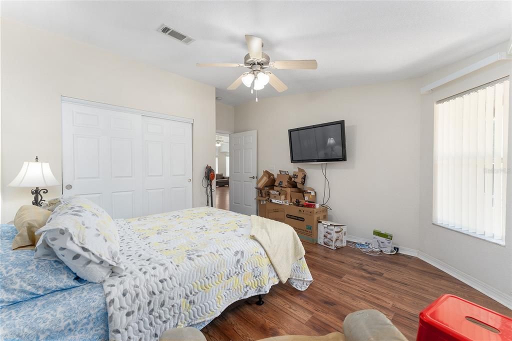 Active With Contract: $199,900 (3 beds, 2 baths, 2031 Square Feet)