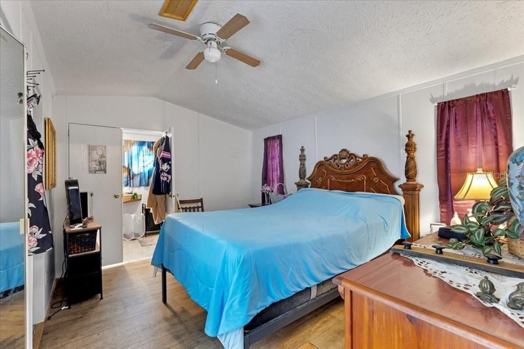 For Sale: $94,900 (2 beds, 2 baths, 924 Square Feet)
