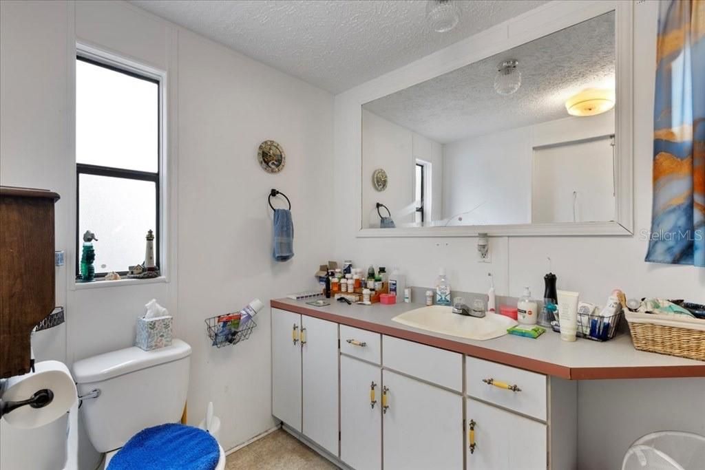 For Sale: $94,900 (2 beds, 2 baths, 924 Square Feet)