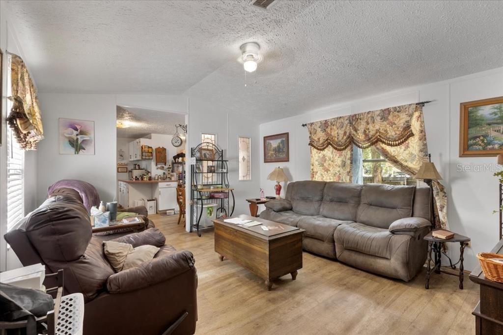 For Sale: $94,900 (2 beds, 2 baths, 924 Square Feet)