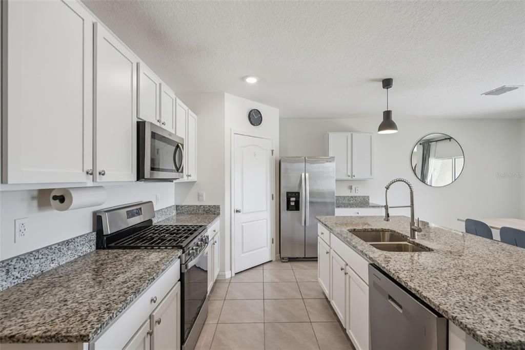 En Venta: $420,900 (4 camas, 2 baños, 1836 Pies cuadrados)