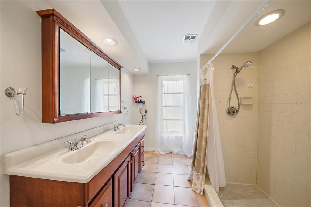 For Sale: $599,000 (3 beds, 2 baths, 2136 Square Feet)
