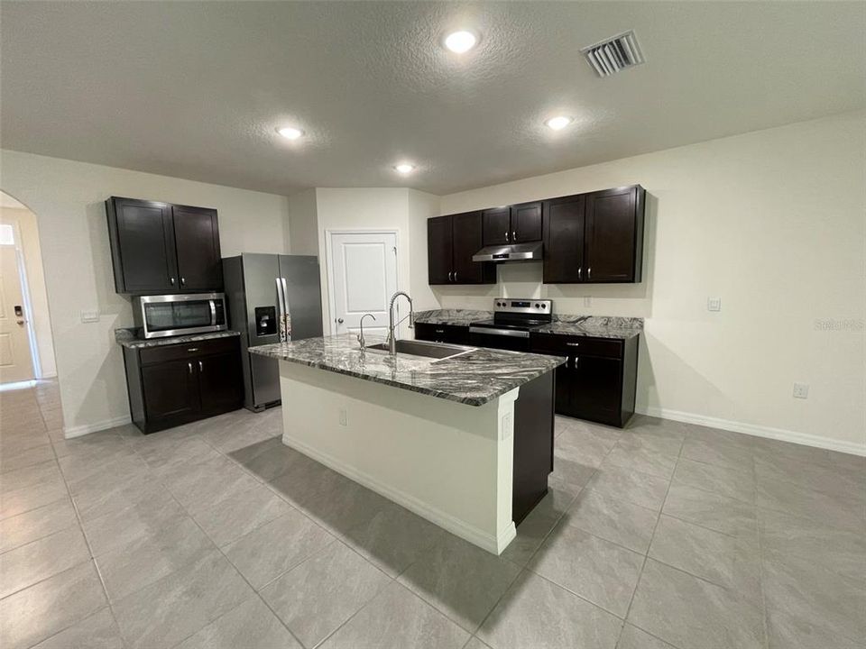 For Rent: $3,250 (5 beds, 3 baths, 2605 Square Feet)