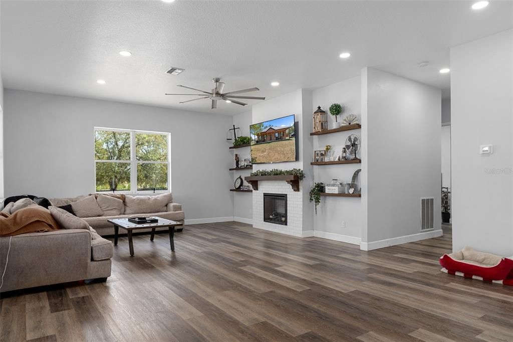 Active With Contract: $975,000 (3 beds, 3 baths, 2016 Square Feet)
