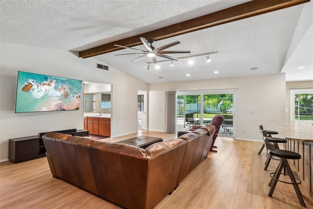 Activo con contrato: $975,000 (5 camas, 3 baños, 3367 Pies cuadrados)