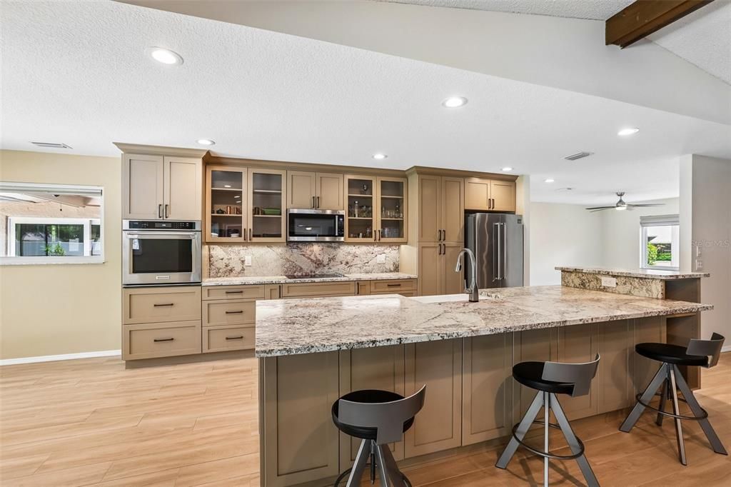 Activo con contrato: $975,000 (5 camas, 3 baños, 3367 Pies cuadrados)