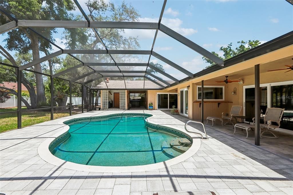 Activo con contrato: $975,000 (5 camas, 3 baños, 3367 Pies cuadrados)