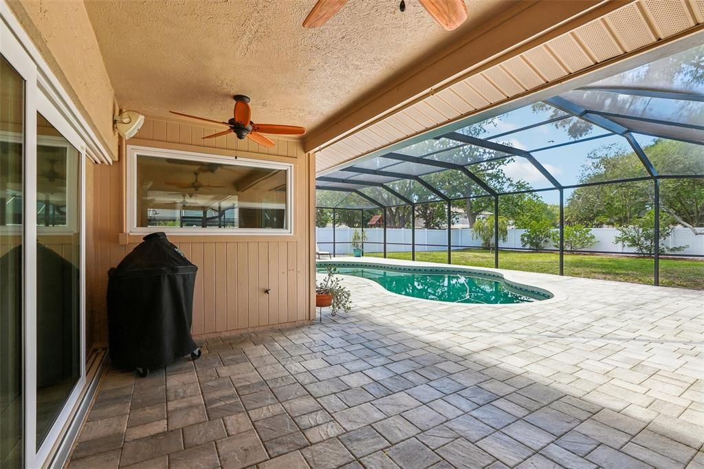 Activo con contrato: $975,000 (5 camas, 3 baños, 3367 Pies cuadrados)