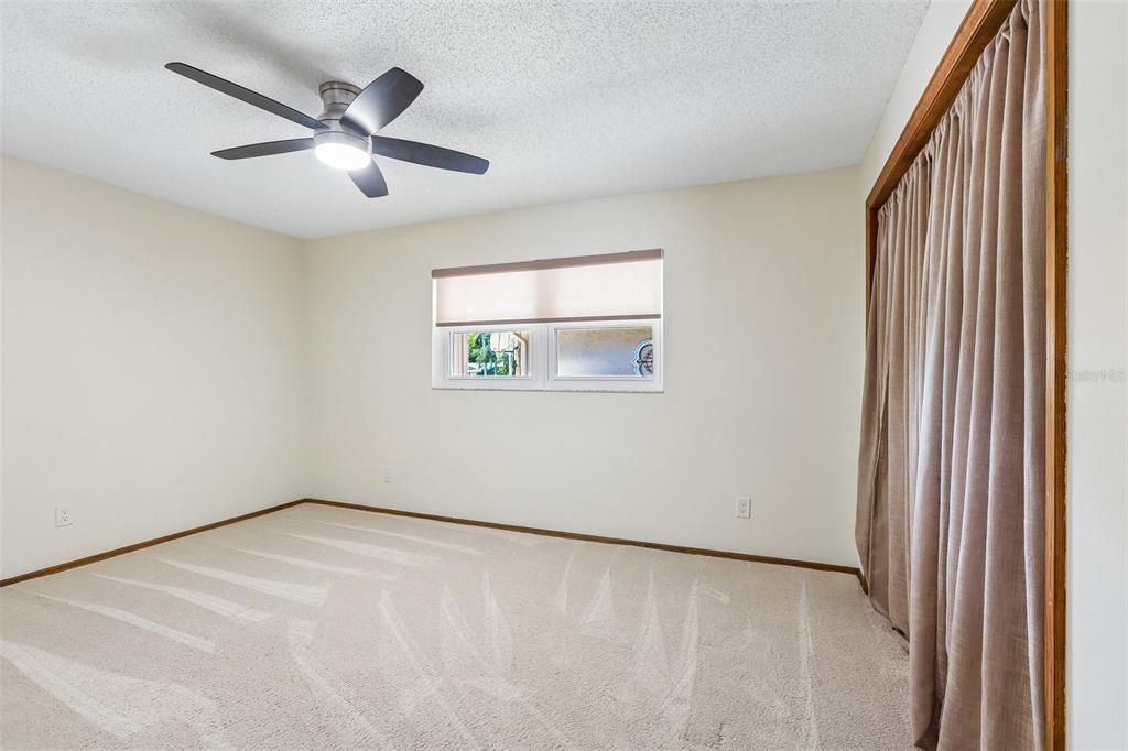 Activo con contrato: $975,000 (5 camas, 3 baños, 3367 Pies cuadrados)
