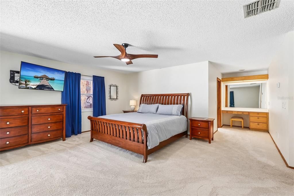 Activo con contrato: $975,000 (5 camas, 3 baños, 3367 Pies cuadrados)
