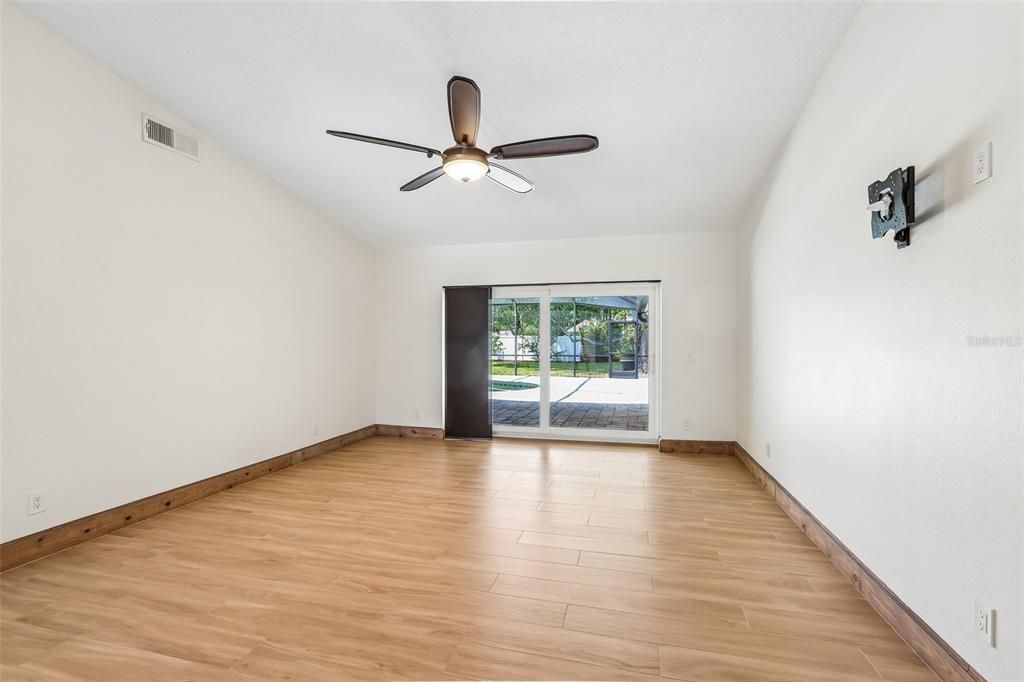 Activo con contrato: $975,000 (5 camas, 3 baños, 3367 Pies cuadrados)