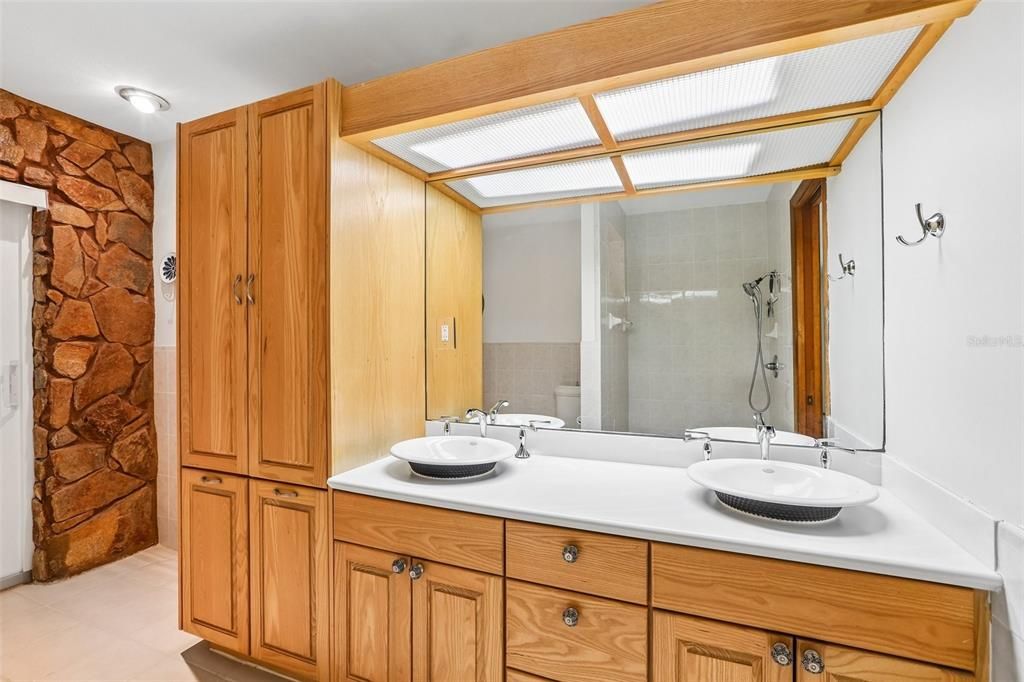 Activo con contrato: $975,000 (5 camas, 3 baños, 3367 Pies cuadrados)