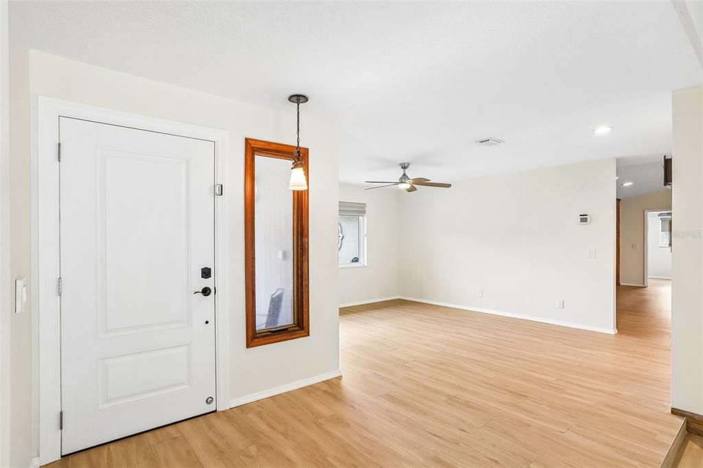 Activo con contrato: $975,000 (5 camas, 3 baños, 3367 Pies cuadrados)
