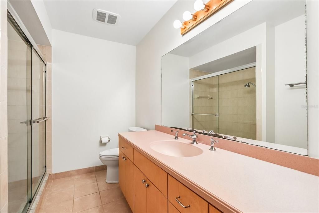 Activo con contrato: $975,000 (5 camas, 3 baños, 3367 Pies cuadrados)