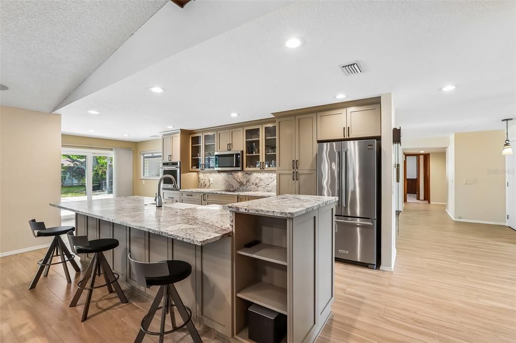 Activo con contrato: $975,000 (5 camas, 3 baños, 3367 Pies cuadrados)