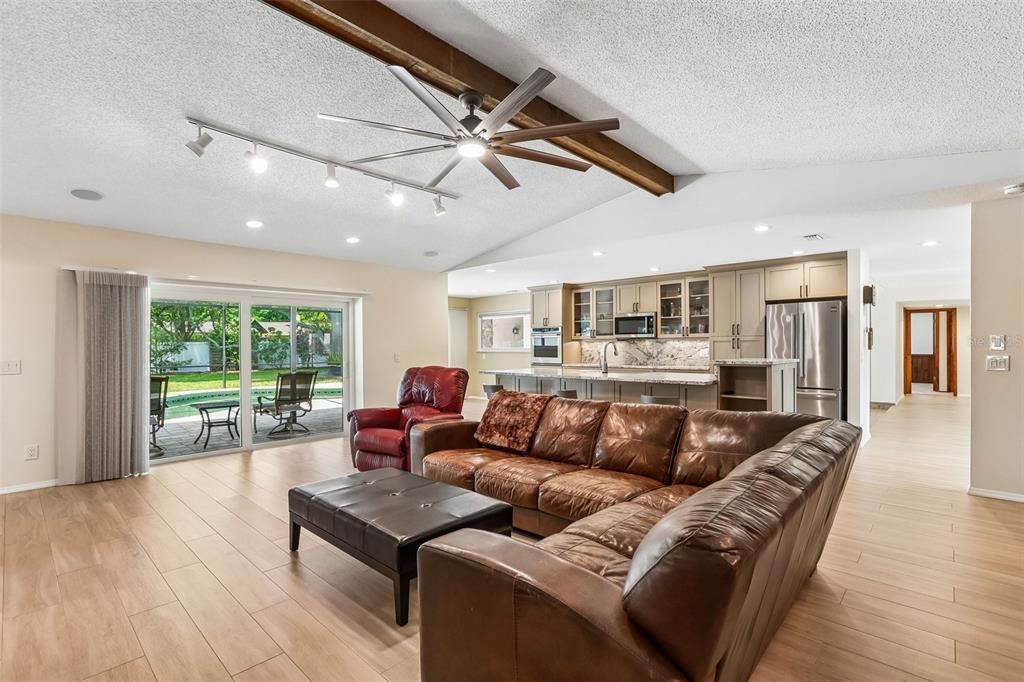 Activo con contrato: $975,000 (5 camas, 3 baños, 3367 Pies cuadrados)